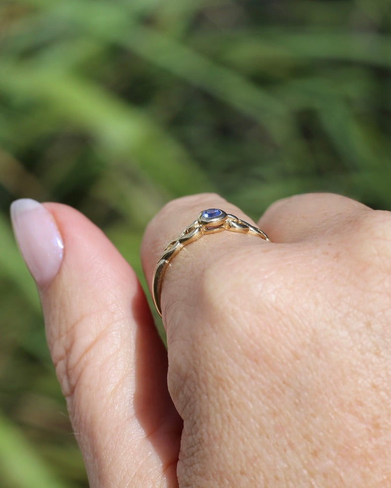 Bezel Set Bright Blue Sapphire Ring with Twisted Rope Shoulder Details, size 9.5 or just over S1/2, 1.76g
