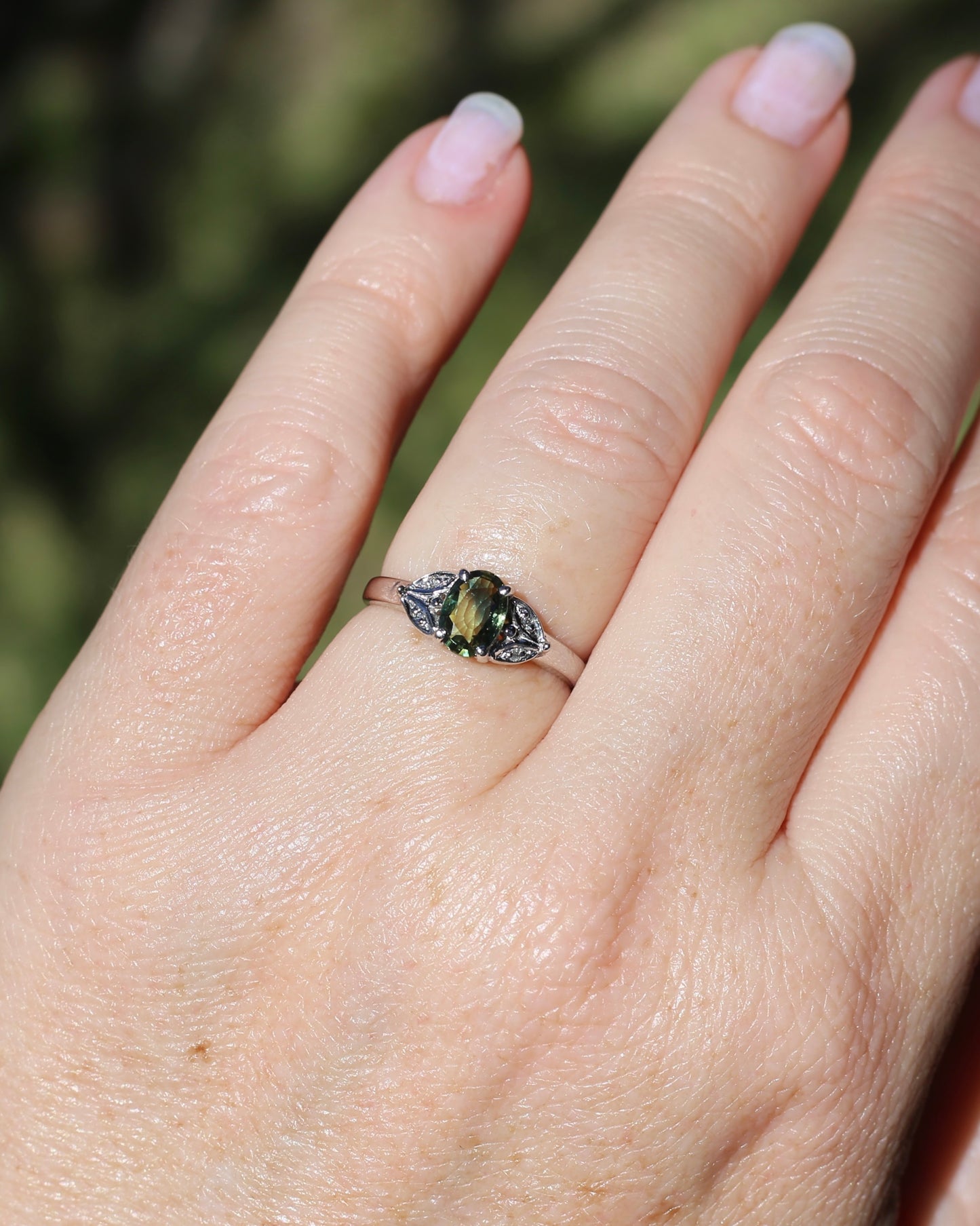 0.8ct Parti Sapphire and Single Cut Diamond Ring, 9ct White Gold, size N or just over 6.5, 2.00g