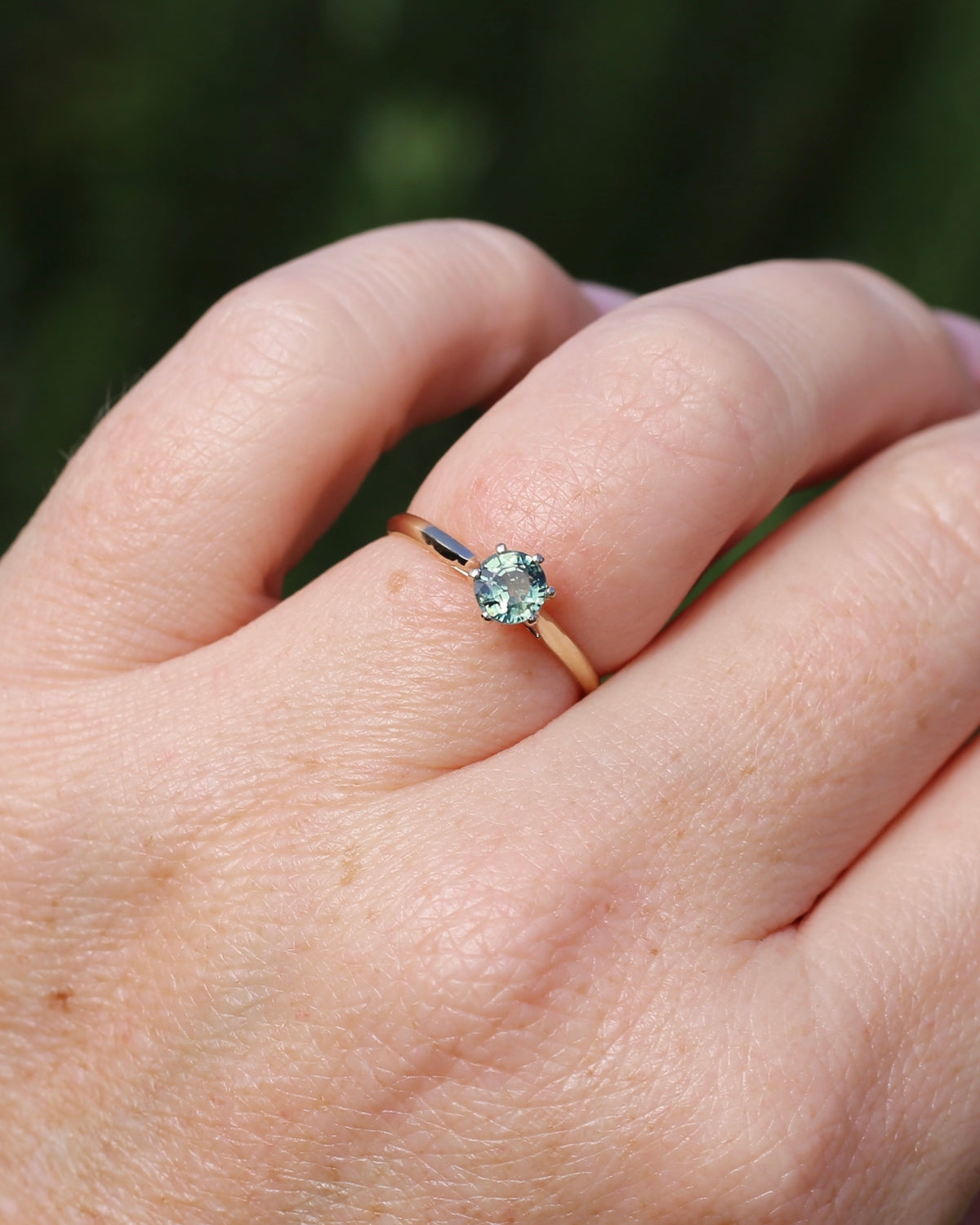 0.75ct Seafoam Parti Sapphire Solitaire, 9ct Yellow Gold, size M1/2 or just over 6.25, 1.24g