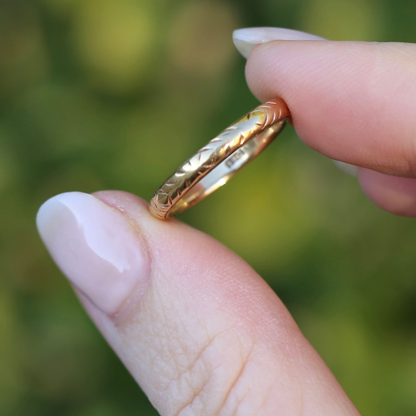 Antique 18ct Old Rosey Gold Wedder with Angular Engravings, size N1/2 or just under 7