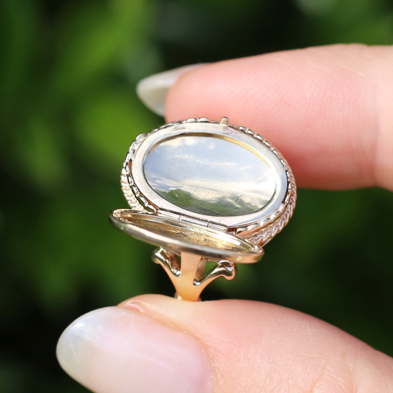 Fabulous 9ct Oval Locket Conversion Ring, Birmingham Uk made, 9ct Yellow gold, size 8.5 or Q1/2