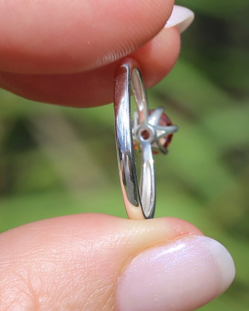 0.9ct Peach Spinel in 6 Claw Solitaire Ring, Sterling Silver, size Q1/2 or 8.25, 1.94g
