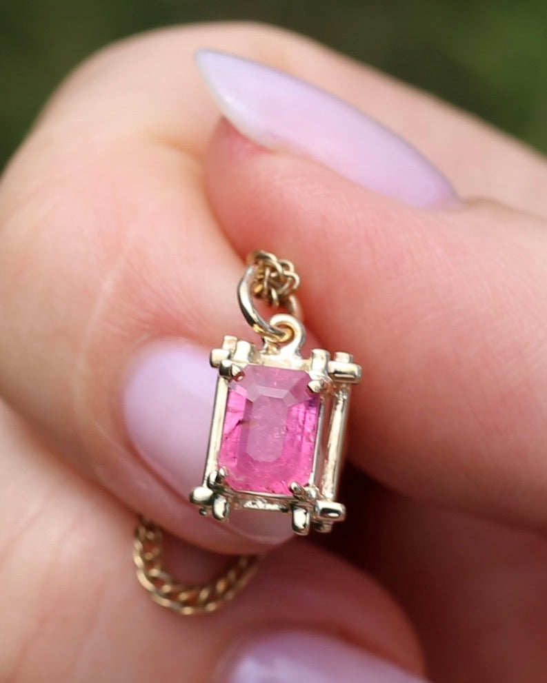 0.65ct pink tourmaline Handmade Pendant, 9ct Yellow Gold, 1.11g
