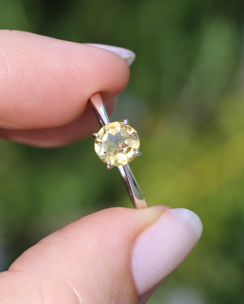1.05ct Citrine Solitaire, Sterling Silver, size Q1/2 or just under 8.5, 2.0g