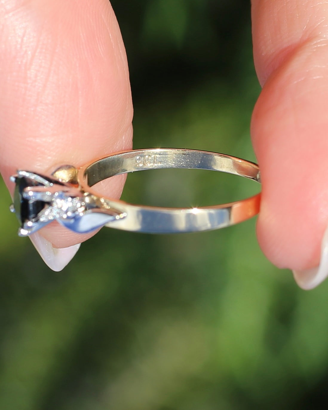 1ct Dark Blue Natural Sapphire with White Side Stones, 9ct Yellow and White Gold, size 9 or S, 2.23g