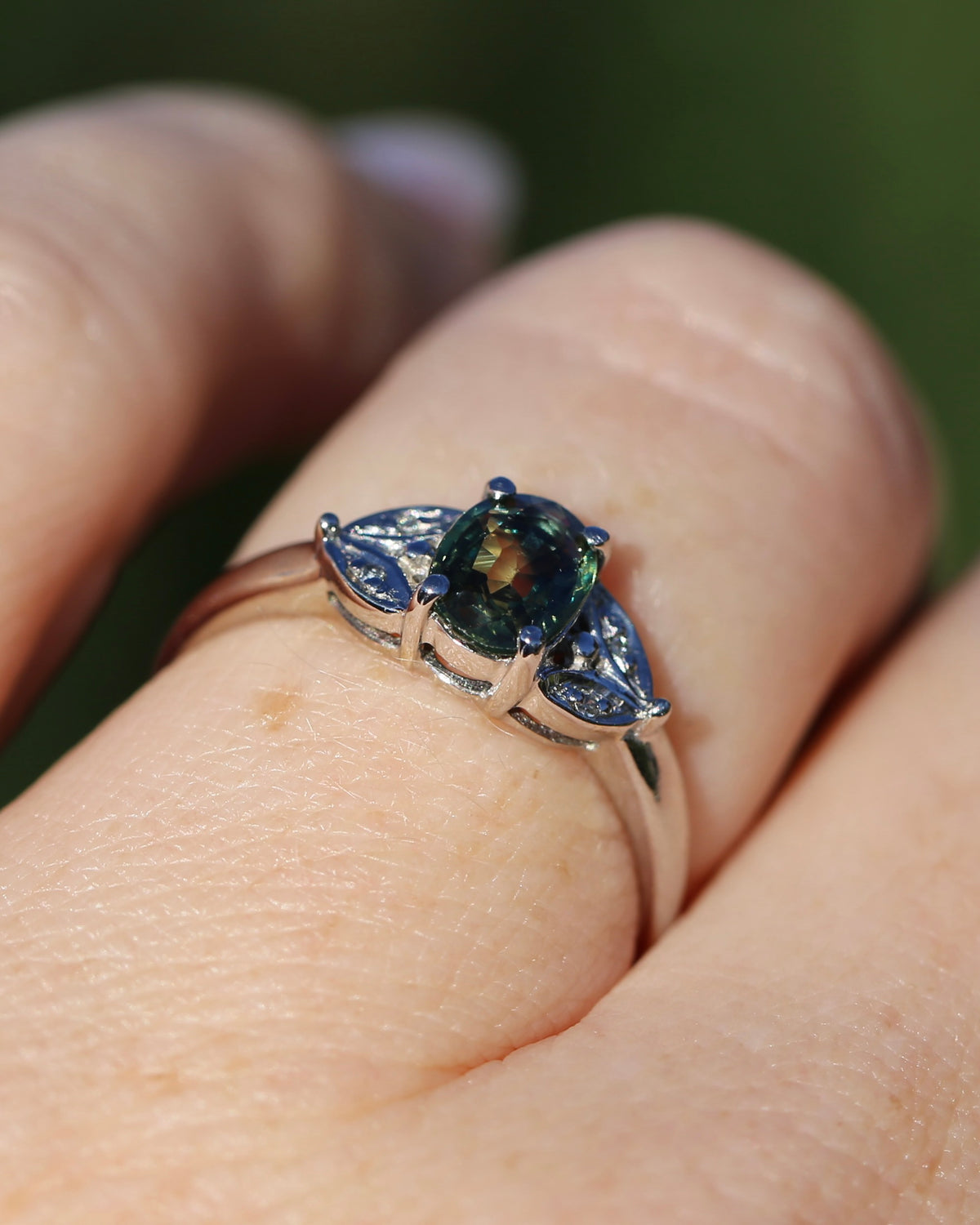 0.8ct Parti Sapphire and Single Cut Diamond Ring, 9ct White Gold, size N or just over 6.5, 2.00g