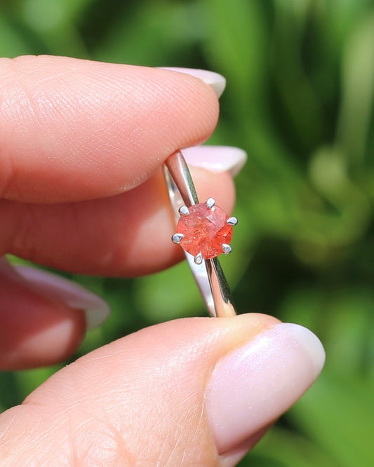0.9ct Peach Spinel in 6 Claw Solitaire Ring, Sterling Silver, size Q1/2 or 8.25, 1.94g