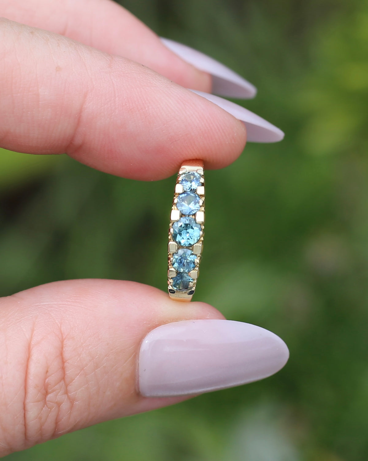 1.15ct Blue and Yellow Parti Sapphire Five Stone Ring in Angular Settings, 9ct Yellow Gold, size O or 7.25, 2.78g