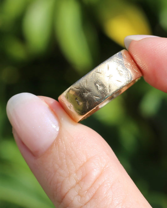 1977 London Made Wide Band with Diamond Cut Pattern, 9ct Yellow Gold, size W or 11 (fits more like a U-U1/2 due to width, 4.75g