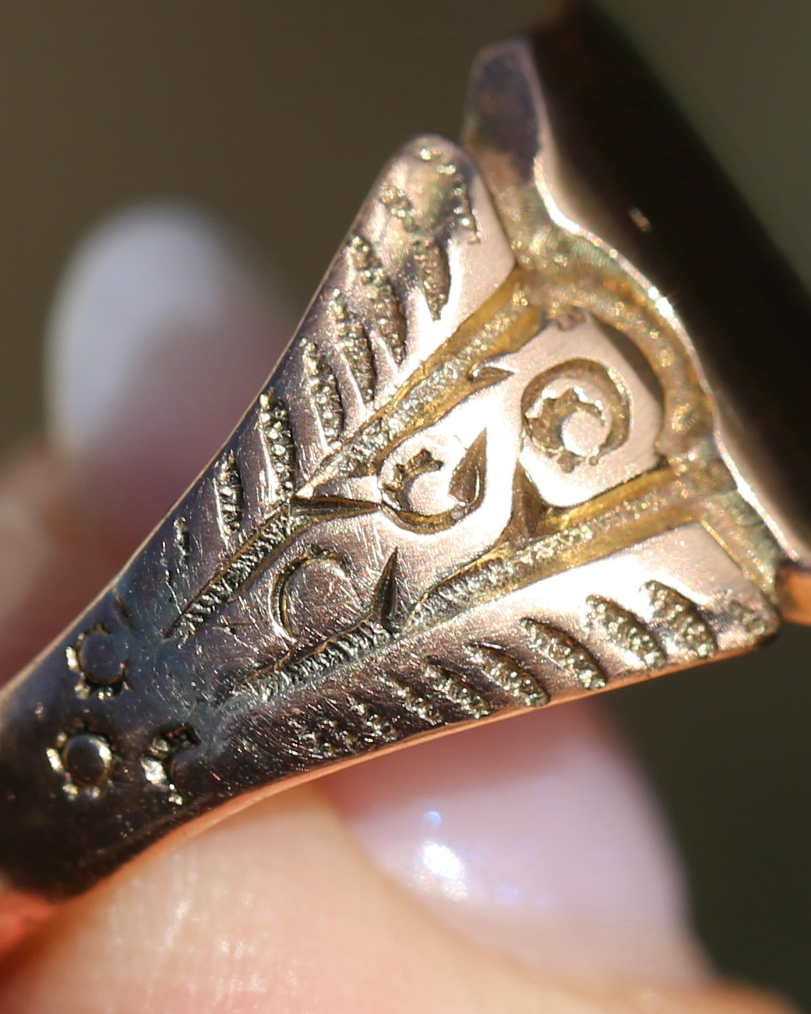 Antique 1918 Signet Ring with Carved Shoudlers, 9ct Old Rose Gold, size Q or 8 - fits more like O1/2 - P or 7.5 based on width, 4.29g