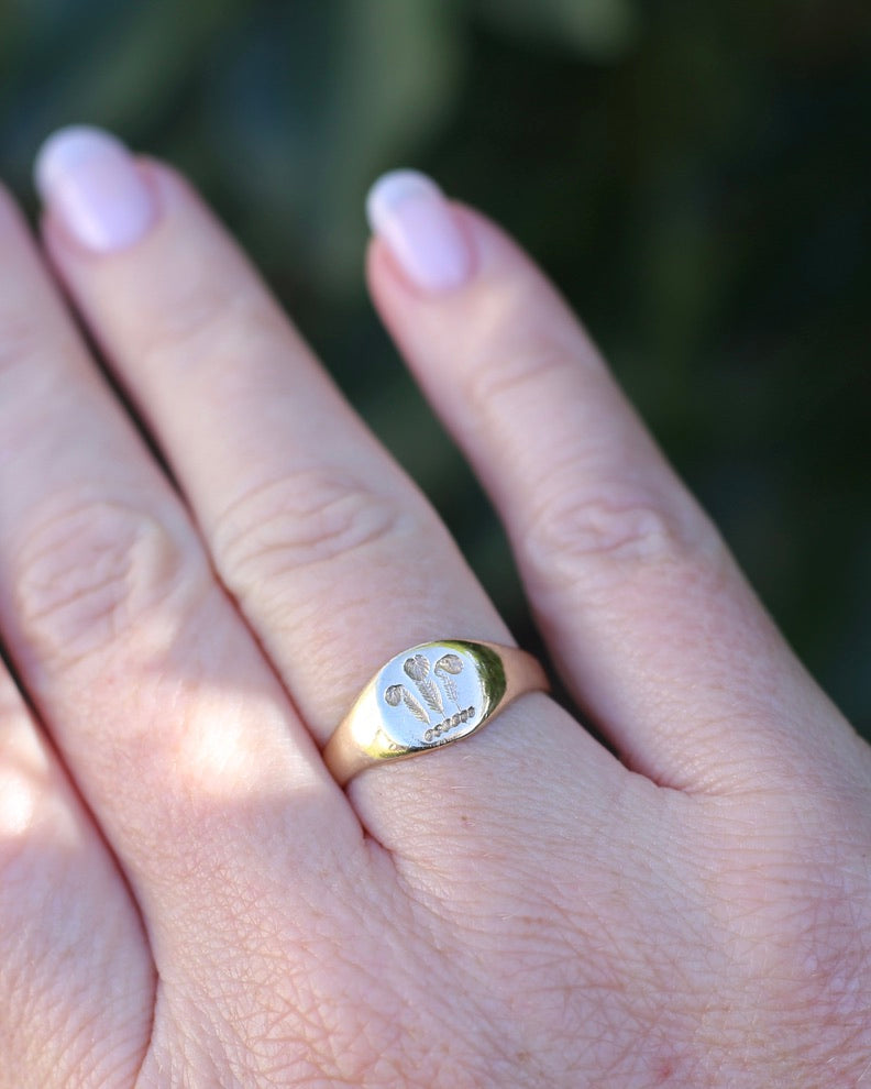 1984 Made Hand Carved Welsh Feather Signet Ring, 9ct Yellow Gold, size Q or just over 8, 2.45g