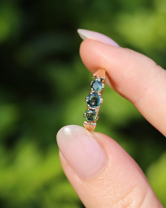 1977 London Made Vintage Parti Sapphire Trilogy Ring, 9ct Yellow Gold, size 8 or Q, 2.19g