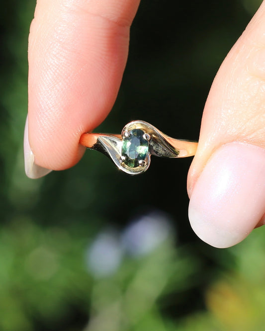 0.6ct Oval Green Australian Sapphire Ring, 10ct Yellow Gold, size N or 6.75, 1.56g