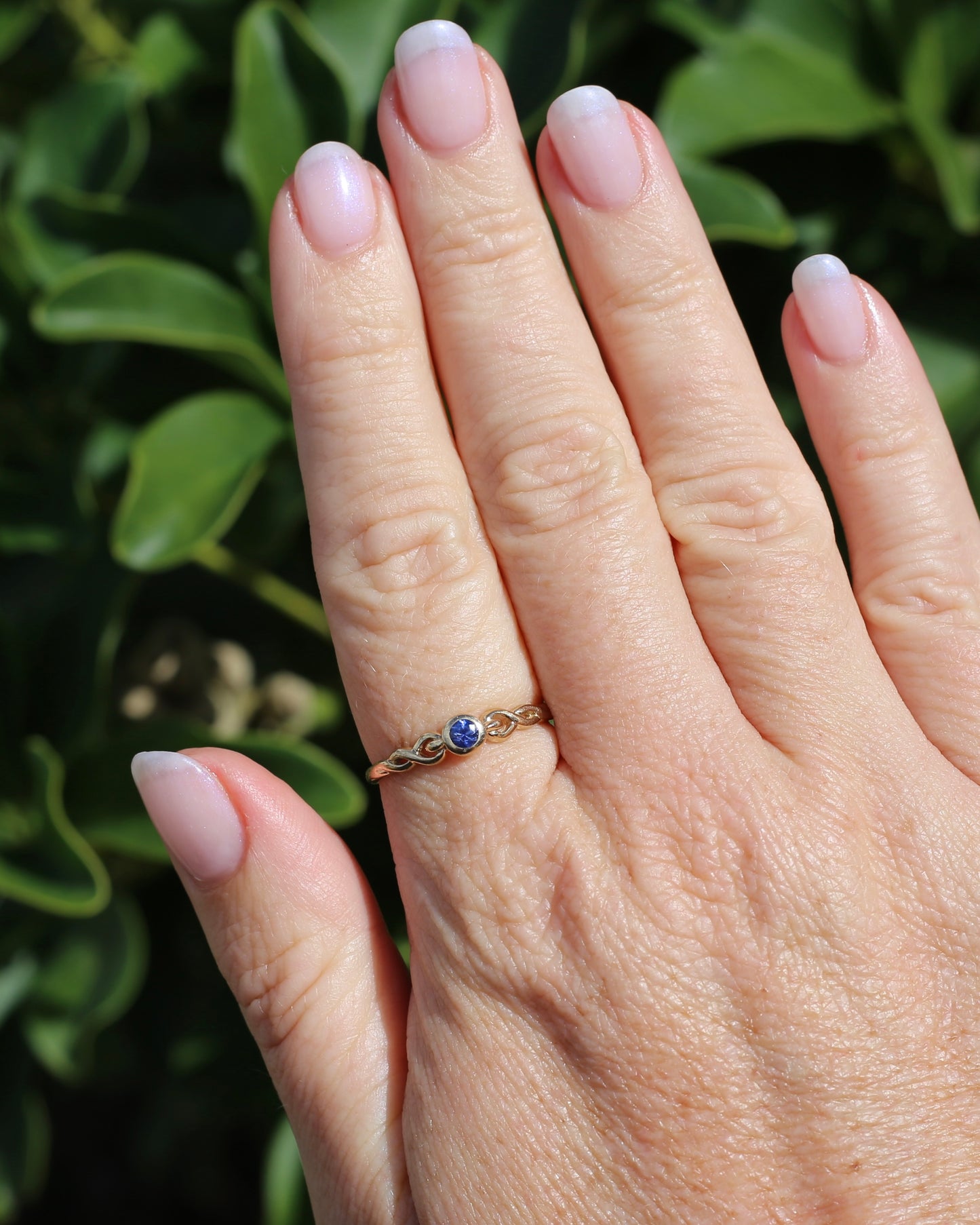 Bezel Set Bright Blue Sapphire Ring with Twisted Rope Shoulder Details, size 9.5 or just over S1/2, 1.76g
