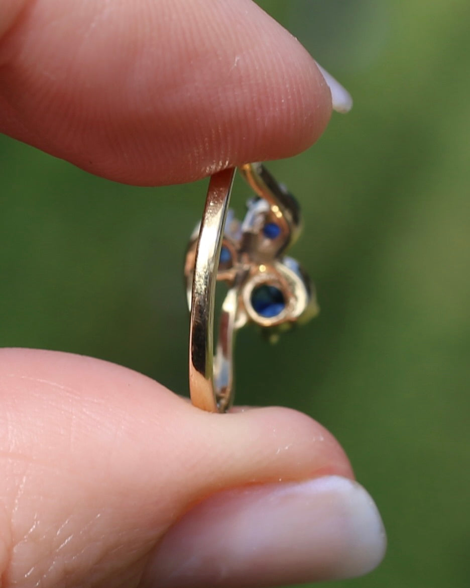 Asymetric Trilogy Blue Sapphire Ring, 9ct Yellow Gold, size K or 5.5, 2.1g
