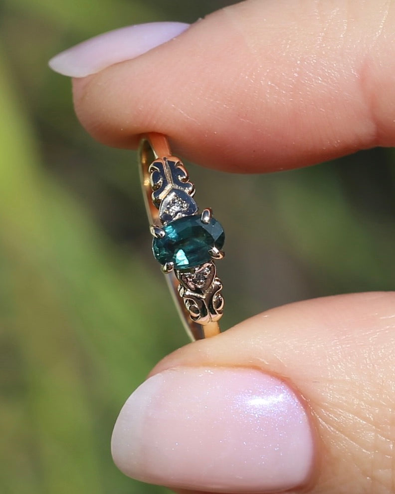 0.5ct Natural Green Parti Sapphire with Diamond Set Heart & Leaf Shoulders, 9ct Yellow Gold, size O1/2 or 7.5, 1.44g