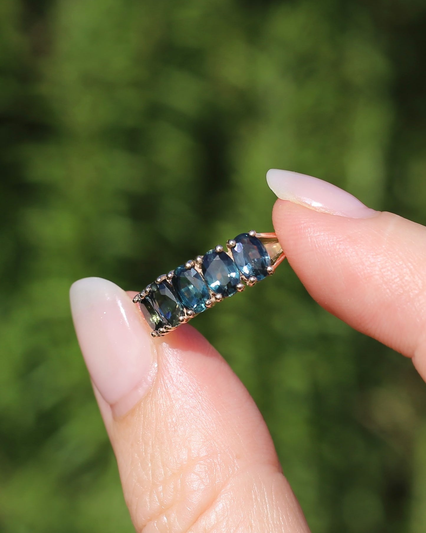 Vintage 3.25ct Five Stone Parti Sapphire Ring, 9ct Yellow Gold, size O1/2 or 7.5 with valuation, 3.05g