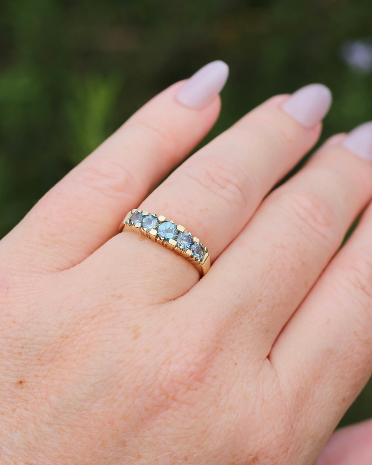1.15ct Blue and Yellow Parti Sapphire Five Stone Ring in Angular Settings, 9ct Yellow Gold, size O or 7.25, 2.78g