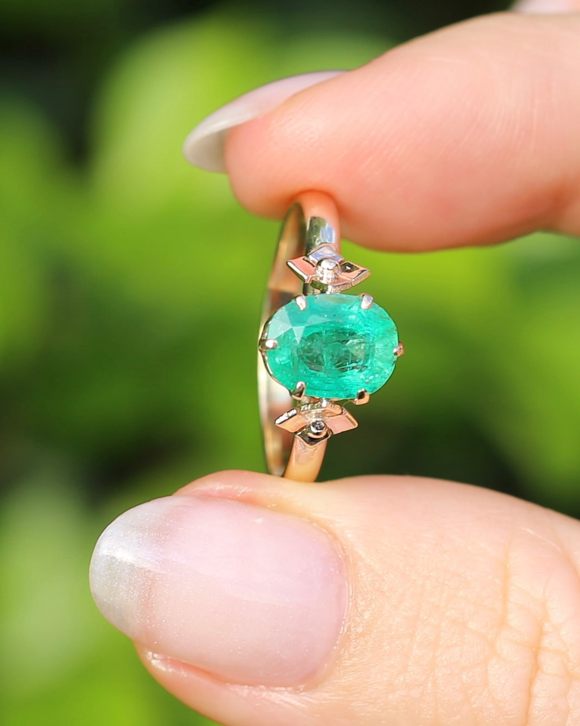 1.79ct Natural Untreated Oval Emerald in Circa 1960s 18ct Yellow Gold Claw Set Ring, 18ct Yellow Gold, size Q1/2 or 8.5, with Valuation