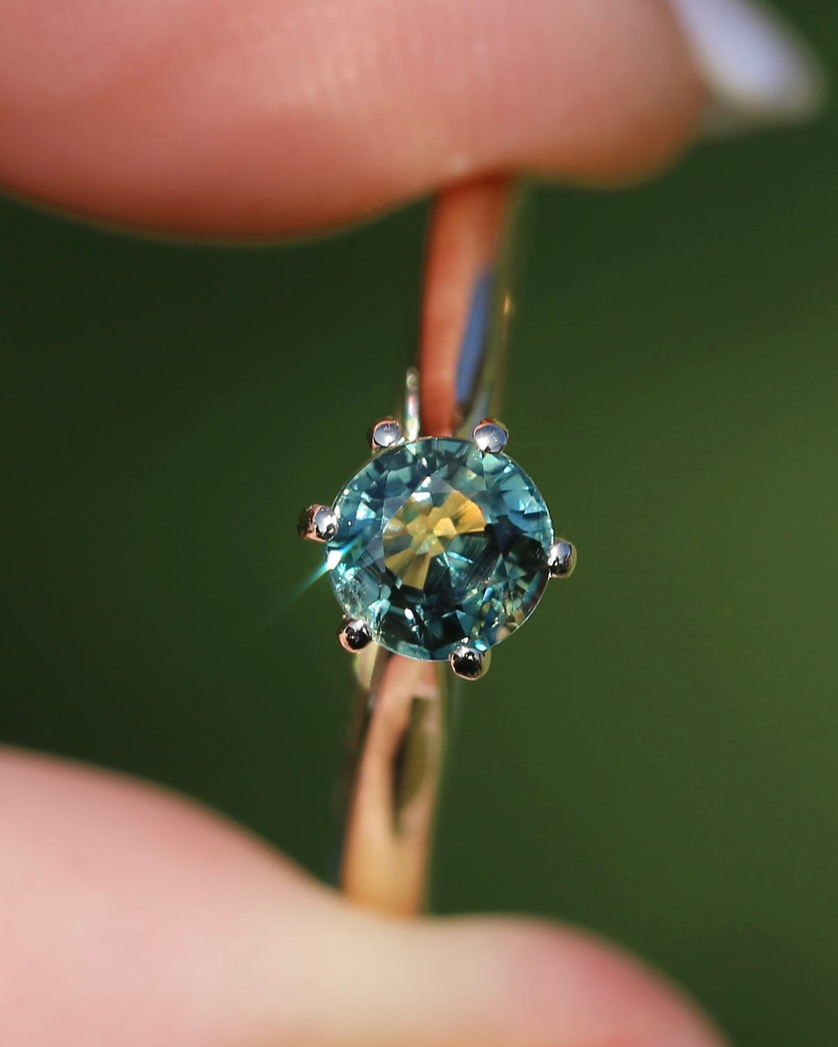 0.75ct Seafoam Parti Sapphire Solitaire, 9ct Yellow Gold, size M1/2 or just over 6.25, 1.24g