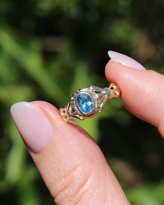 Vintage Bezel Set Blue Topaz, 9ct Yellow Gold, size O1/2 or 7.5, 2.63g