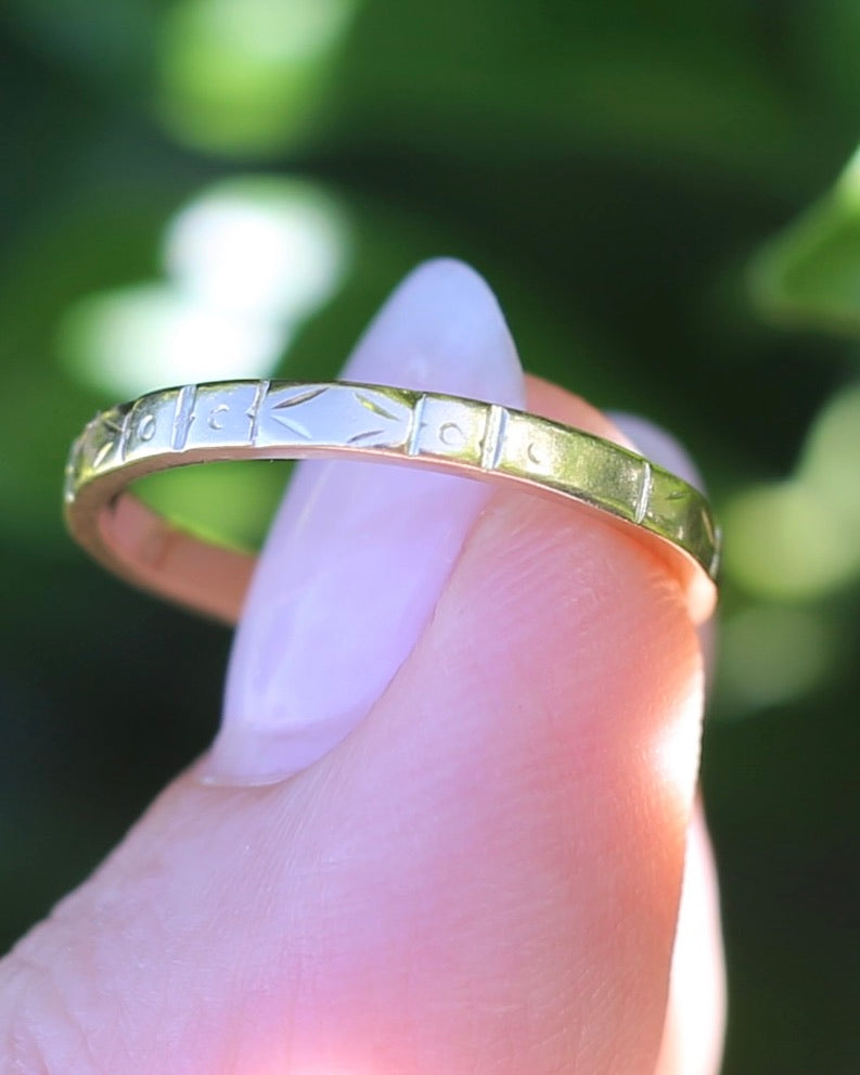 Early Australian "APEX" Patterned Wedder by Rodd and co., 18ct Yellow Gold, size O or 7.25, 2.3g