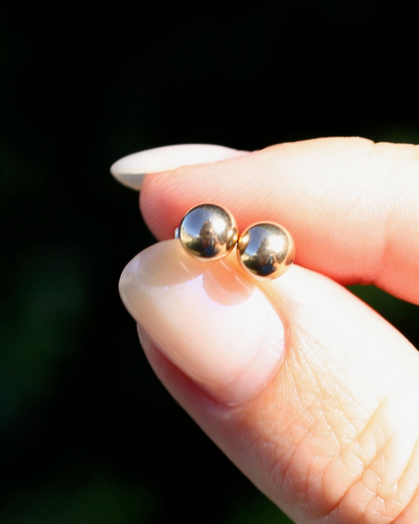 6mm 9ct yellow gold ball studs, 0.37g