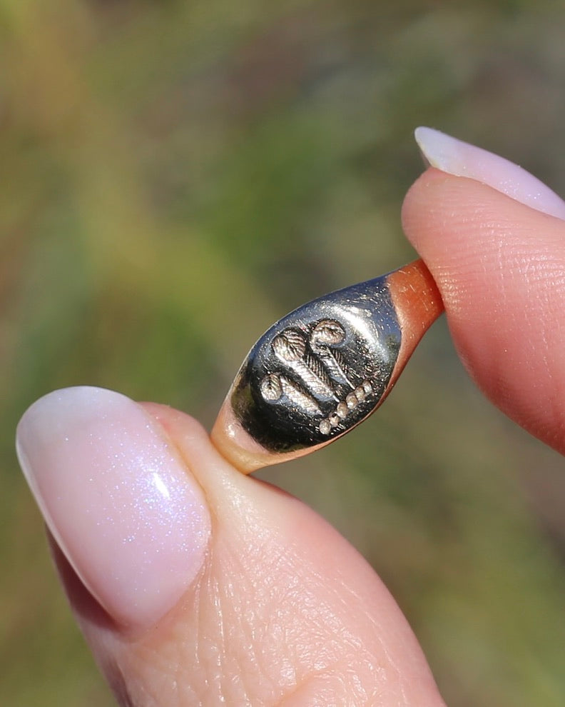 1984 Made Hand Carved Welsh Feather Signet Ring, 9ct Yellow Gold, size Q or just over 8, 2.45g