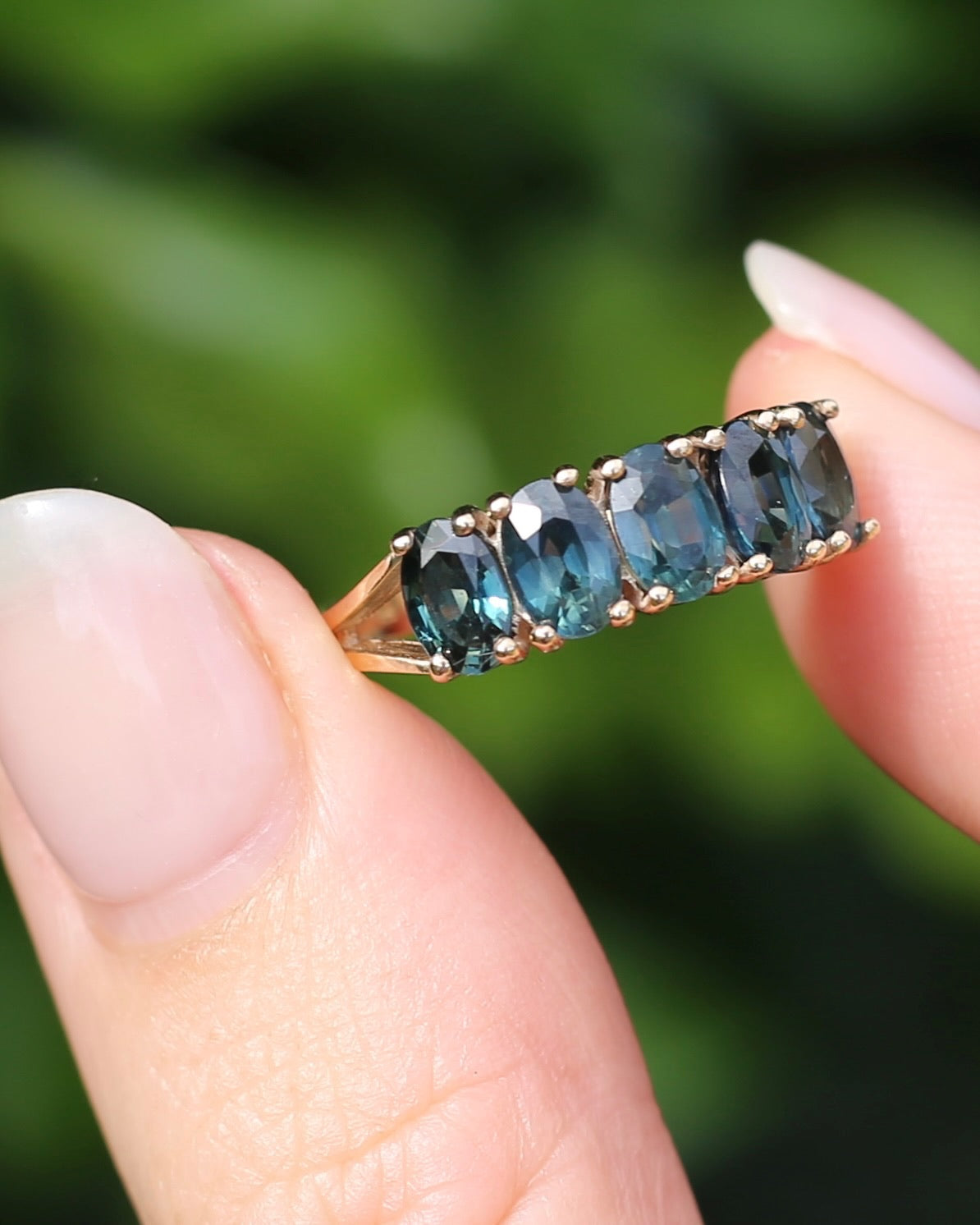 Vintage 3.25ct Five Stone Parti Sapphire Ring, 9ct Yellow Gold, size O1/2 or 7.5 with valuation, 3.05g