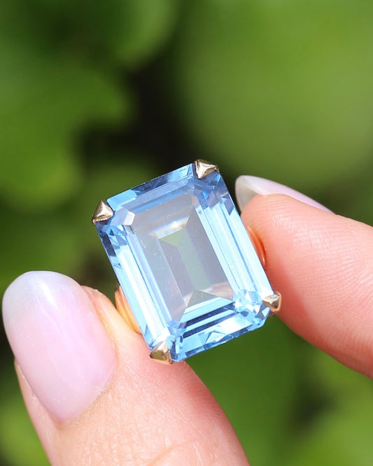 1963 London Made 23ct Large Synthetic Blue Spinel Cocktail Ring, 9ct Yellow Gold, size M or 6.25, 8.66g