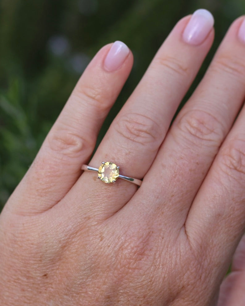 1.05ct Citrine Solitaire, Sterling Silver, size Q1/2 or just under 8.5, 2.0g