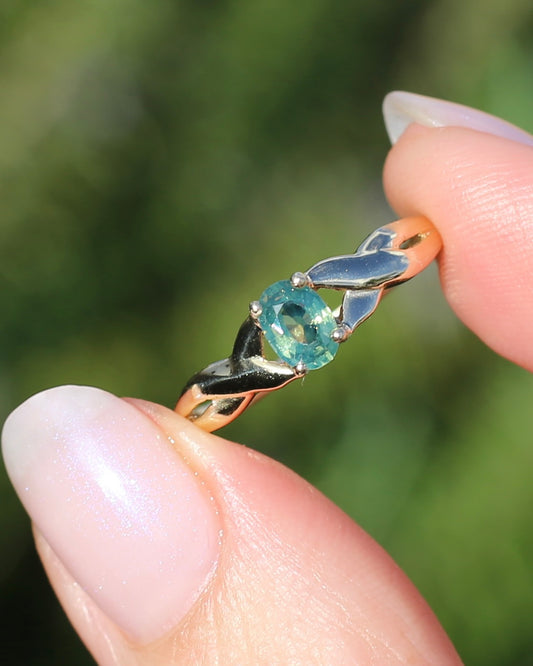 0.65ct Iridescent Green Australian Sapphire Ring, 9ct Yellow Gold, size 10 or U, 1.61g