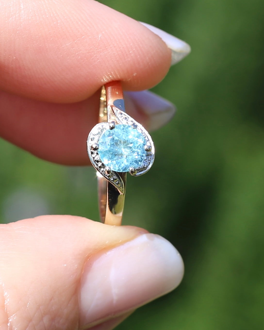 0.85ct Apatite Solitaire in Mixed Metal Solitaire, 9ct Yellow and White Gold, size 7.5 or just over O1/2, 2.1g