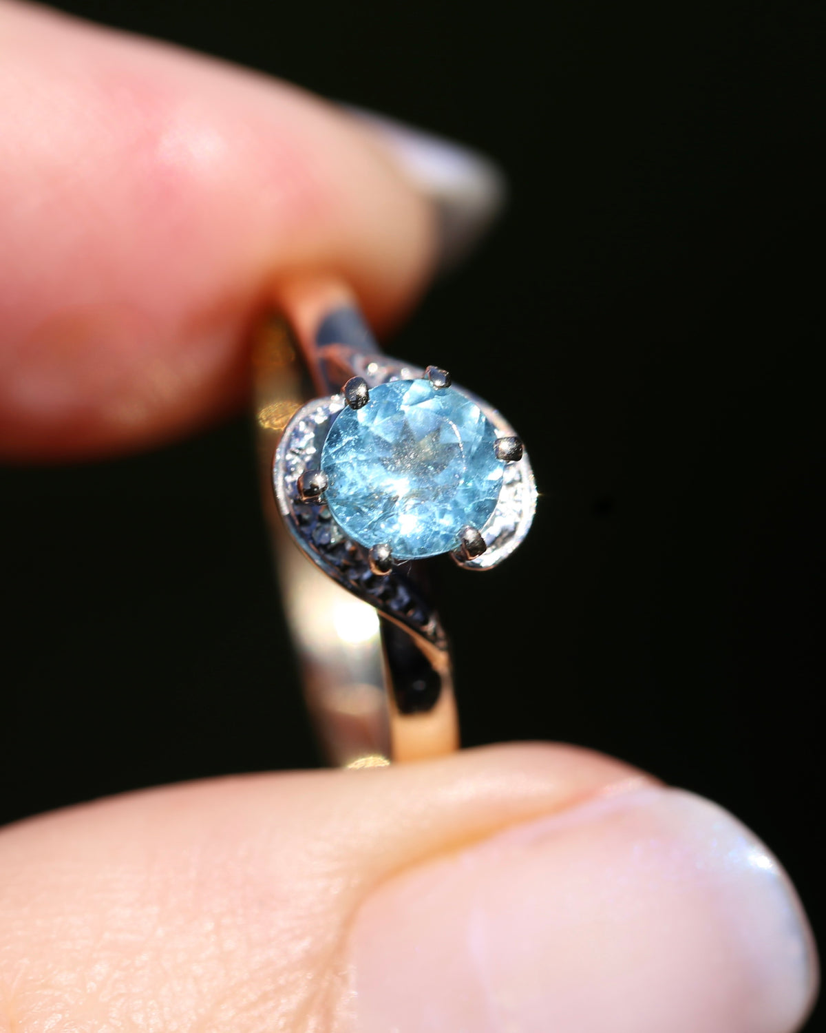 0.85ct Apatite Solitaire in Mixed Metal Solitaire, 9ct Yellow and White Gold, size 7.5 or just over O1/2, 2.1g