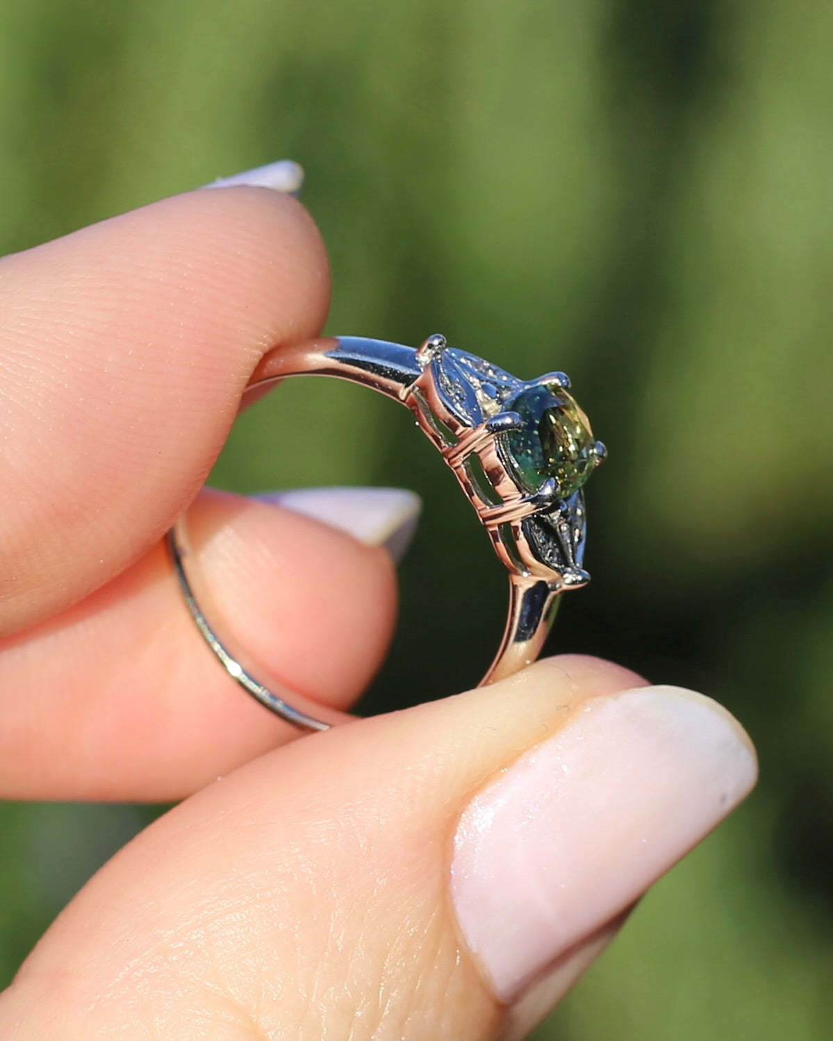 0.8ct Parti Sapphire and Single Cut Diamond Ring, 9ct White Gold, size N or just over 6.5, 2.00g