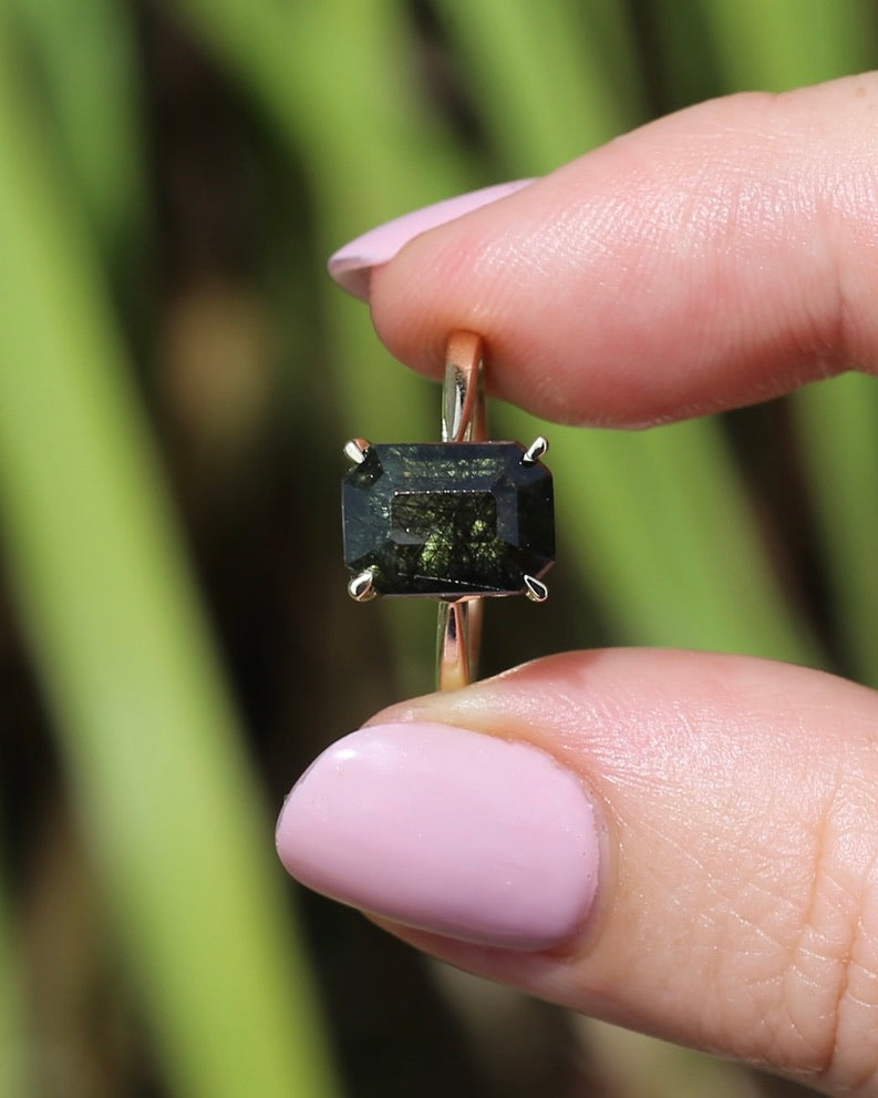 Unique Emerald Cut Ludwigite Peridot Ring, 4 claw, 9ct Yellow Gold, size O or 7.25, 2.87g