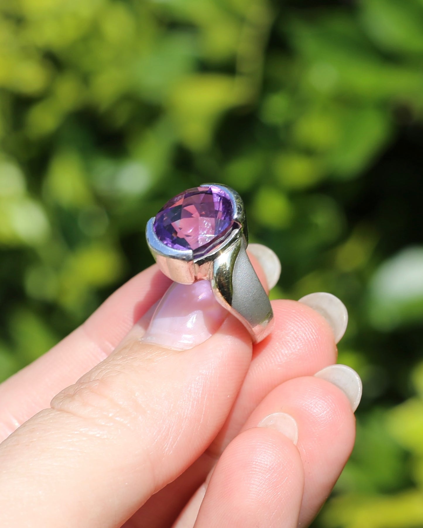 Harlequin Cut Oval Amethyst and Ruby Ring with Brushed Finish and Gold Plating Detail, 9.1g, size P1/2 or 8