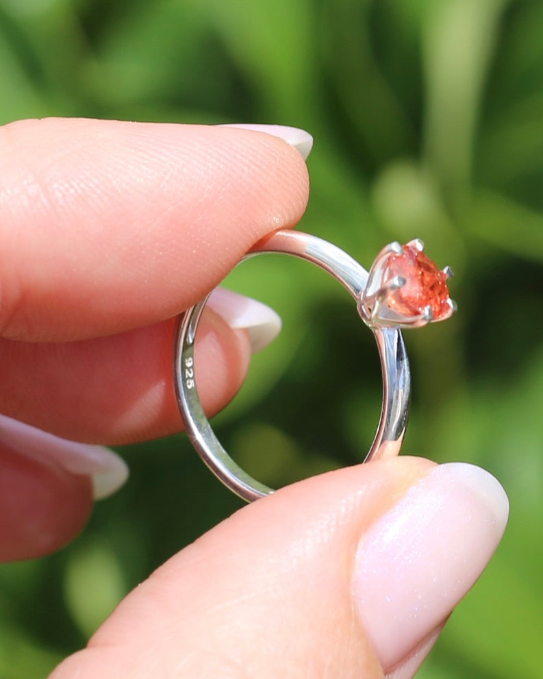 0.9ct Peach Spinel in 6 Claw Solitaire Ring, Sterling Silver, size Q1/2 or 8.25, 1.94g