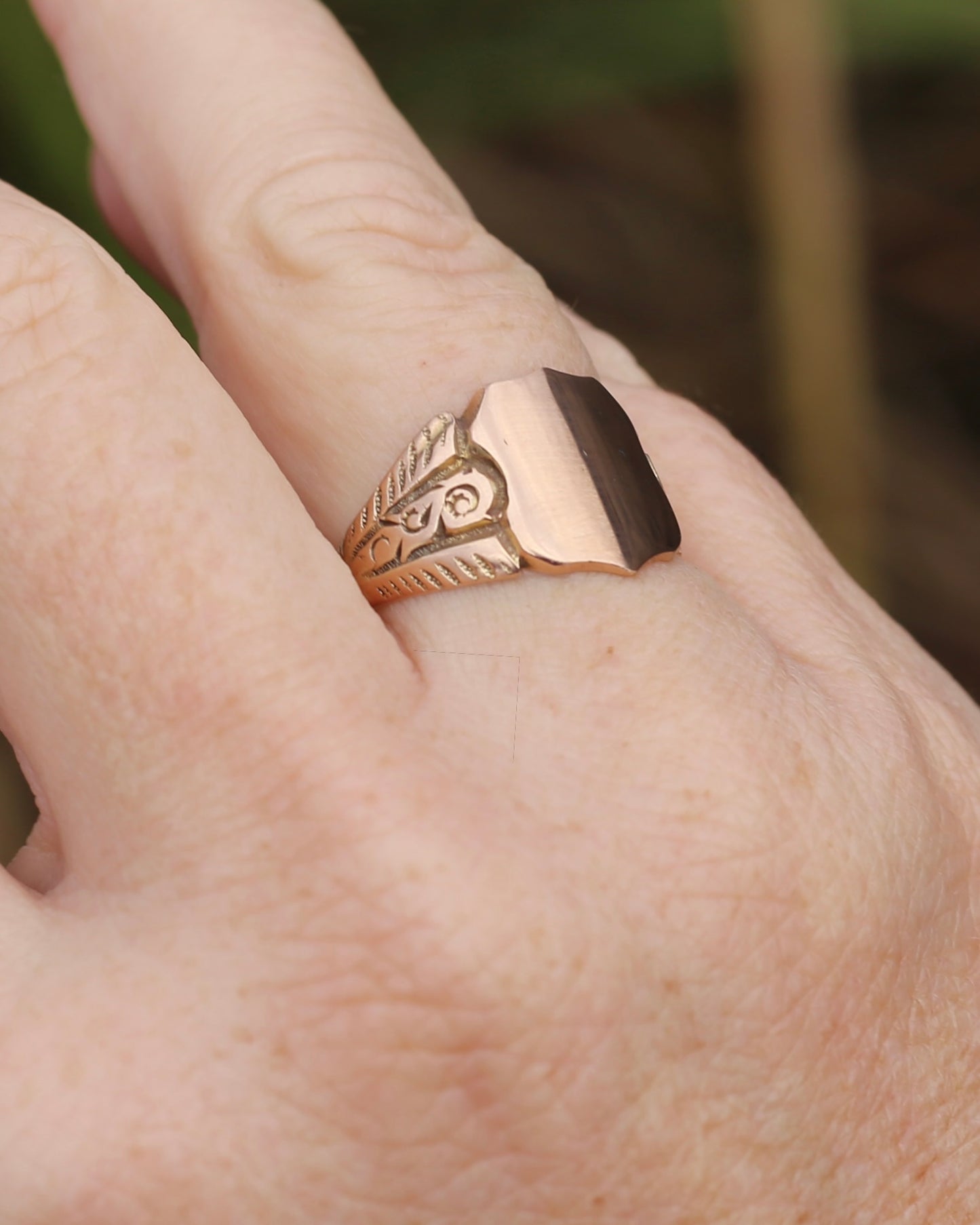 Antique 1918 Signet Ring with Carved Shoudlers, 9ct Old Rose Gold, size Q or 8 - fits more like O1/2 - P or 7.5 based on width, 4.29g