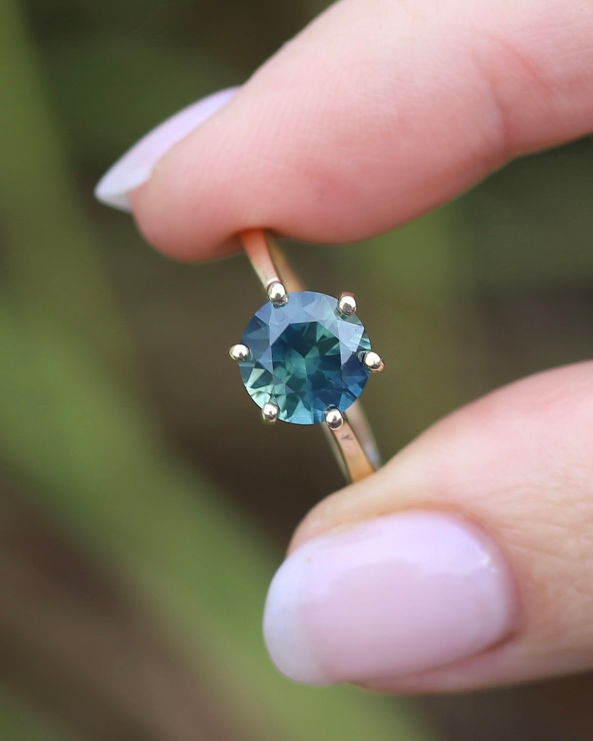 2.95ct Unheated Parti Sapphire Solitaire, 9ct Yellow Gold, size O or 7.5, 3.05g