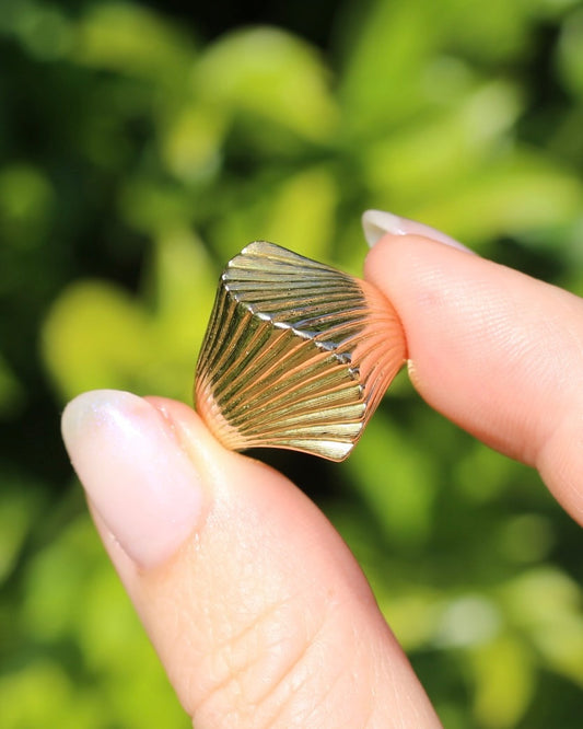 Retro 1970s 14ct Gold Sculptured Shell or Fan Ring, size R or 8.5 (maybe fits a bit bigger)