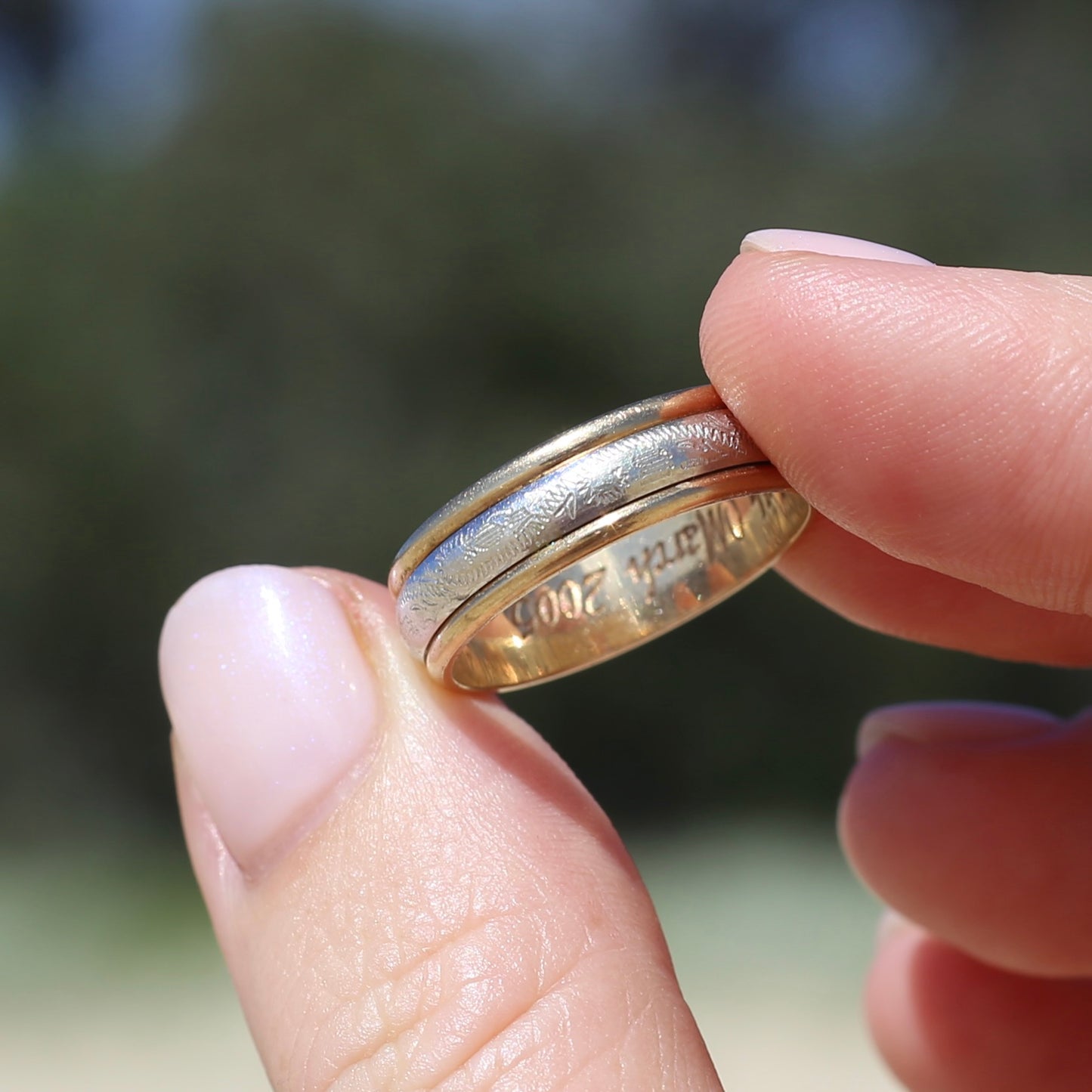 9ct Mixed Metal Wedder, 9ct Yellow and White Gold, size 9 or just over R1/2