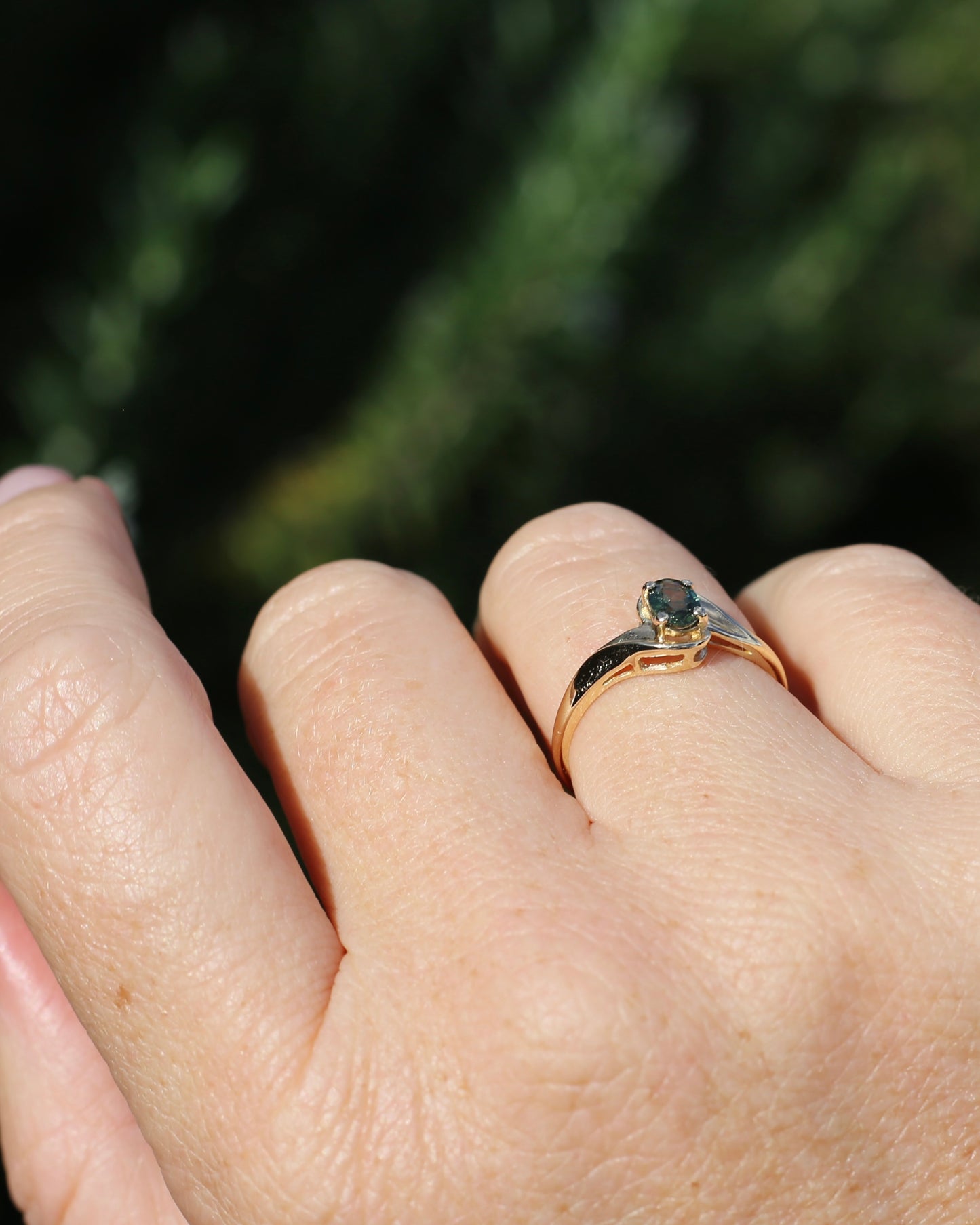0.6ct Oval Green Australian Sapphire Ring, 10ct Yellow Gold, size N or 6.75, 1.56g