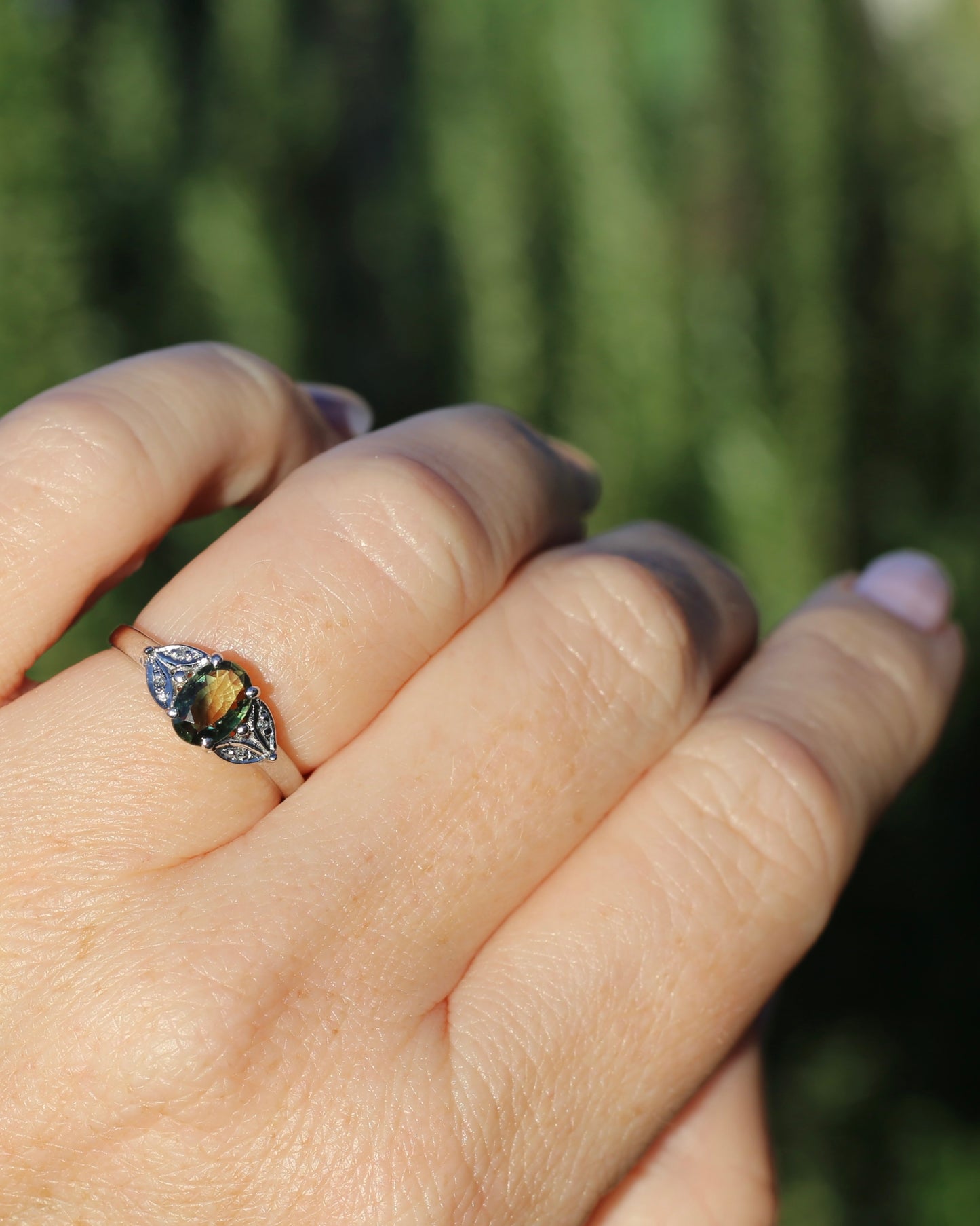 0.8ct Parti Sapphire and Single Cut Diamond Ring, 9ct White Gold, size N or just over 6.5, 2.00g