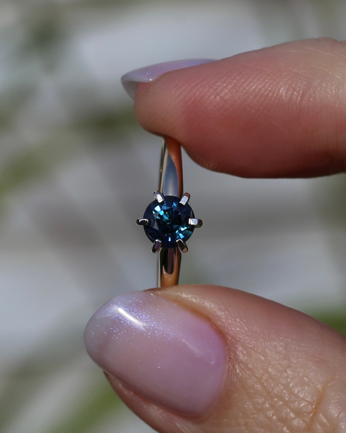 0.8ct Natural Teal Blue Sapphire in 14ct 6 Claw White Gold Setting on 14ct Yellow Gold Band, size N1/2 or just under 7, 2.51g