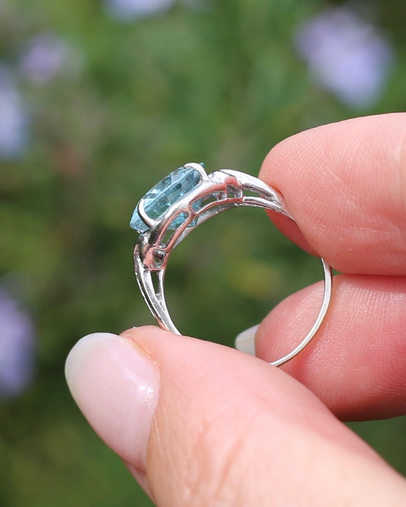 3.2ct Oval Natural Aquamarine in Celtic Inspired 18ct White Gold Ring, size L1/2 or 6, 3.11g