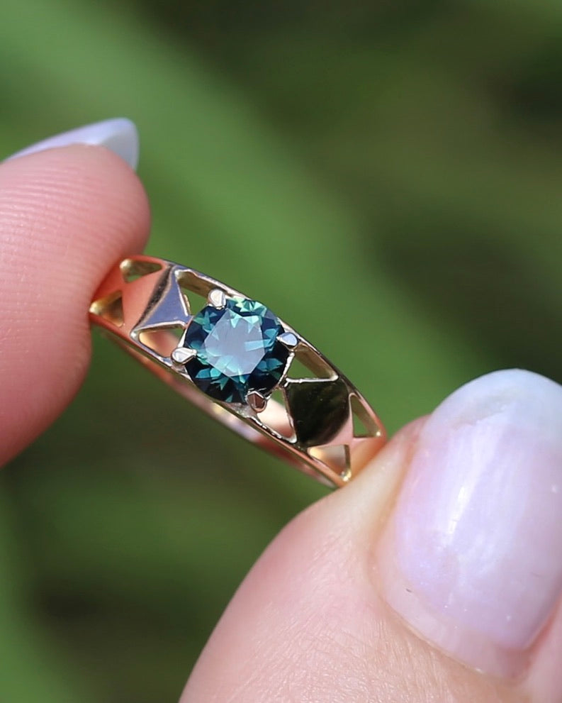 1ct Natural Teal Australian Sapphire in Hand Carved 14ct Rosey Gold Ring, size M or 6.25, 3.14g