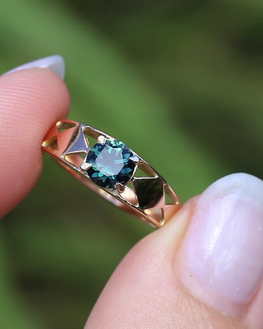 1ct Natural Teal Australian Sapphire in Hand Carved 14ct Rosey Gold Ring, size M or 6.25, 3.14g