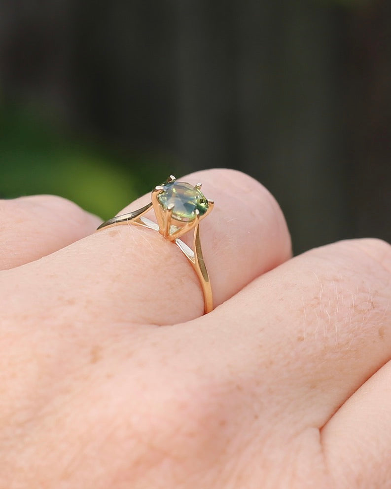 1.38ct Deep Yellowish Green Sapphire 6 Claw Ring, 14ct Yellow Gold, size 7 or just under O, 1.62g, with valuation