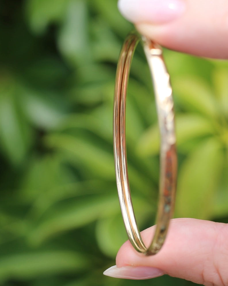 Decorative Engraved Oval 9ct Coil Bangle with Safety Clasp, British Made, 9ct Yellow Gold,4.41g